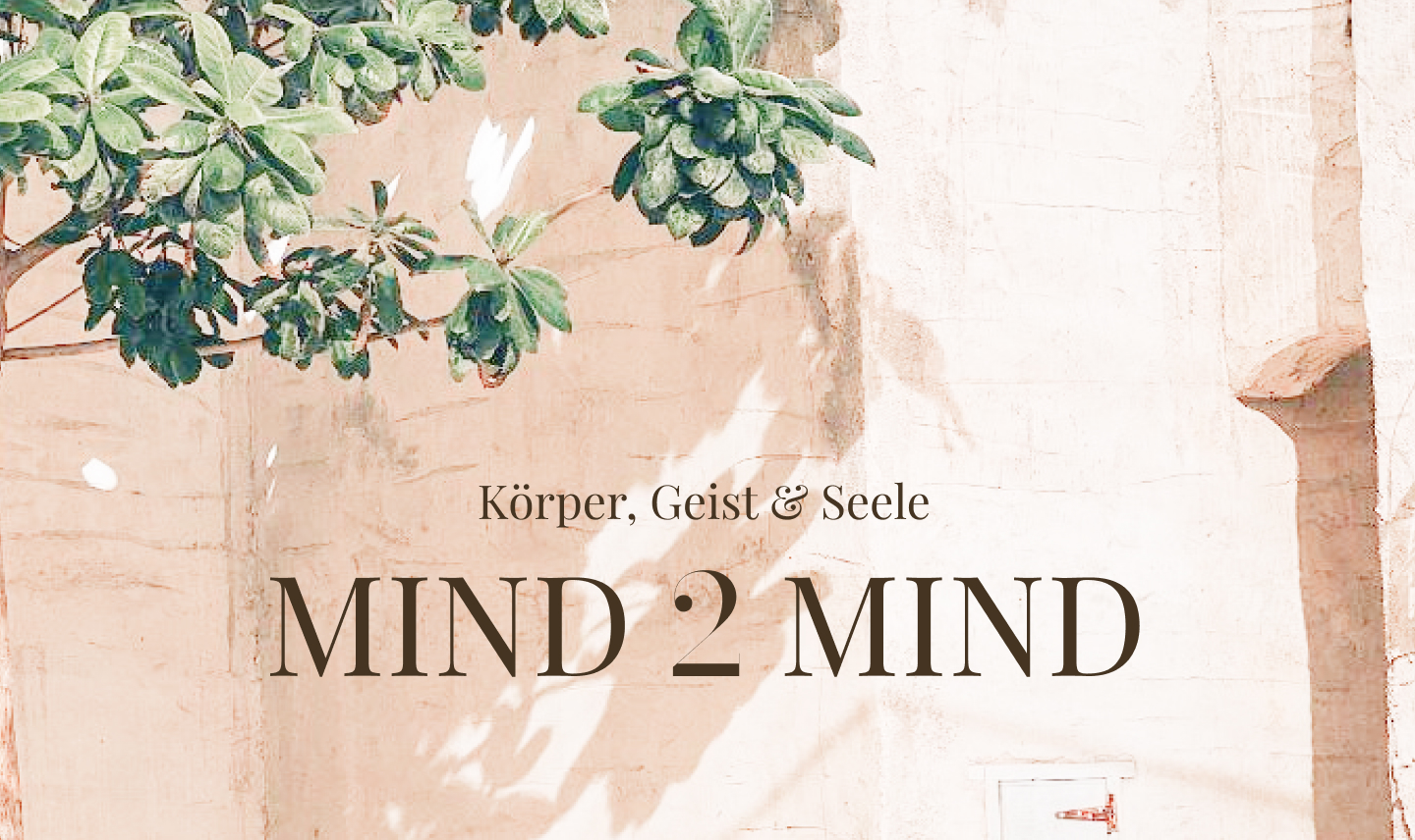 Mind2Mind logo mit Baum vor natürlichem Gebäude in Dubai im Hintergrund